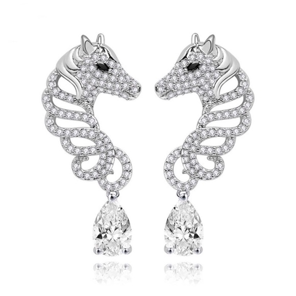 The Opeli Seahorse Necklace & Earring Set - Picture 5 of 6